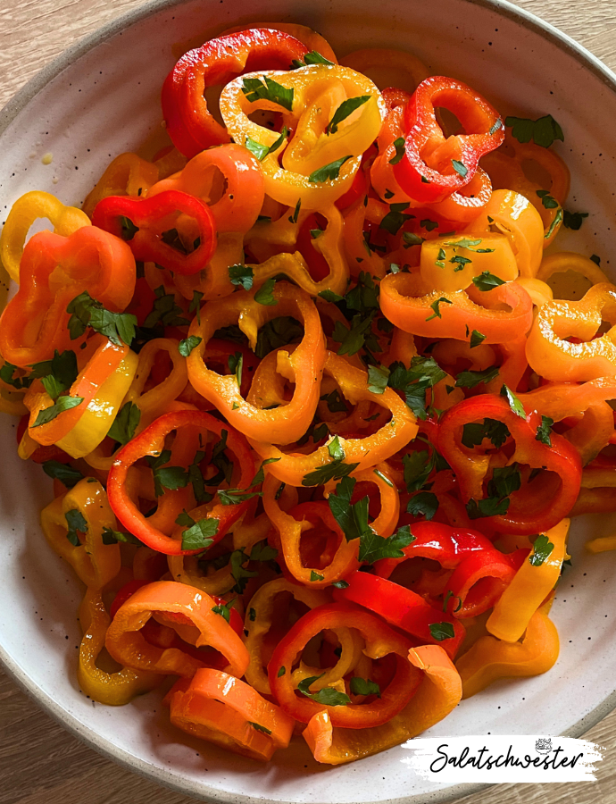 Dieses schnelle Paprika-Salat-Rezept ist die ideale Wahl für alle, die Wert auf eine gesunde und ausgewogene Ernährung legen, aber wenig Zeit für die Zubereitung haben. Frische Paprikastreifen und eine köstliche Dressing-Variante machen diesen Salat zu einem leckeren und sättigenden Genuss. Probier es aus und lass dich von der Vielfalt der Paprika inspirieren.