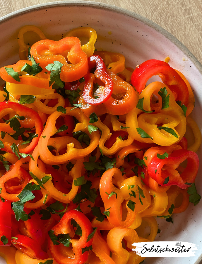 Mein schnelles Paprika-Rezept ist die ideale Wahl für alle, die Wert auf eine gesunde und ausgewogene Ernährung legen, aber wenig Zeit für die Zubereitung haben. Mit frischen Paprikastreifen und einem einfachen Dressing zauberst du im Nu eine leckere Mahlzeit auf den Tisch. Gesund genießen war noch nie so einfach.