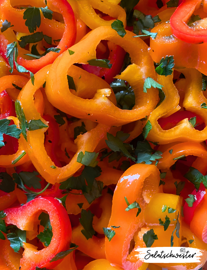 Dieses schnelle Paprika-Salat-Rezept ist die perfekte Lösung für alle, die Wert auf schnelle und dennoch köstliche Mahlzeiten legen. Mit frischen Paprikastreifen und einem einfachen Dressing zauberst du im Handumdrehen einen gesunden und leckeren Salat auf den Tisch. Probier es aus und lass dich von der Vielfalt der Paprika inspirieren.