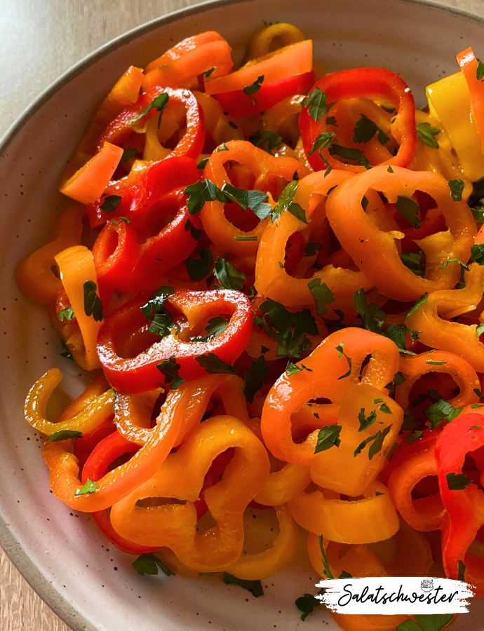 Mit meinem schnellen Paprika-Rezept zauberst du im Nu eine gesunde und köstliche Mahlzeit auf den Tisch. Die frischen Paprikastreifen und das einfache Dressing machen diesen Salat zu einer vielseitigen Option für jede Gelegenheit. Egal, ob als schnelle Mittagsmahlzeit, gesunde Beilage oder leichtes Abendessen - dieser Salat ist immer eine gute Wahl.