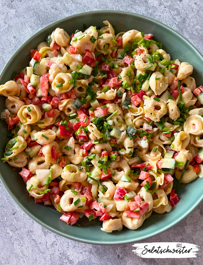 Wenn du genauso gerne Salate wie ich magst, dann wirst du dieses Rezept für einen Tortellini-Salat mit Mayo lieben. Mit seiner perfekten Mischung aus zarten Tortellini, knackigem Gemüse und einer köstlichen Mayo-Sauce ist dieser Salat einfach unwiderstehlich. Ob du nun auf der Suche nach einem schnellen und einfachen Rezept für die Mittagspause bist oder nach einer veganen Option für deine nächste Grillparty suchst, dieser Tortellini-Salat wird sicherlich alle deine Erwartungen übertreffen.