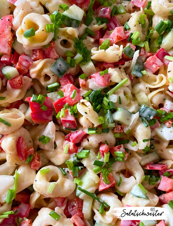 Als leidenschaftliche Foodie mit einer Vorliebe für köstliche Salate möchte ich heute mein liebstes Rezept für einen Tortellini-Salat mit Mayo mit euch teilen. Dieser herrlich einfache und dennoch unglaublich leckere Salat ist perfekt für all diejenigen, die sich nach einer schnellen, aber befriedigenden Mahlzeit sehnen. Egal, ob du nach einem einfachen Rezept für einen geselligen Abend mit Freunden suchst oder nach einer veganen Option für ein Picknick im Park, dieser Tortellini-Salat wird dich definitiv nicht enttäuschen.