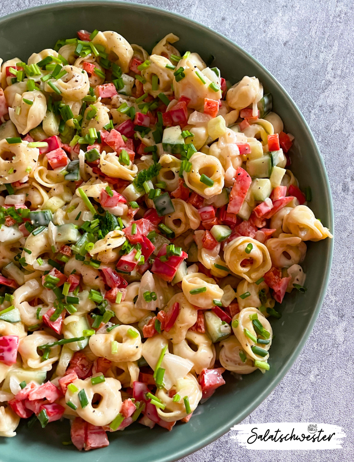 Tortellinisalat mit Schnittlauch, Paprika und Salatgurke.