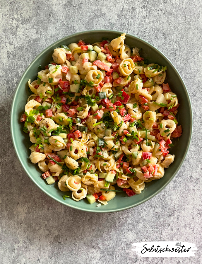 In meinem Streben nach kulinarischer Vielfalt und Geschmacksexplosionen bin ich immer auf der Suche nach neuen und aufregenden Rezepten. Heute möchte ich mein aktuelles Lieblingsrezept für einen Tortellini-Salat mit Mayo mit euch teilen - eine köstliche Kombination aus herzhaften Tortellini, frischem Gemüse und einer cremigen Mayonnaise-Dressing. Dieses Rezept ist nicht nur einfach zuzubereiten, sondern auch äußerst vielseitig. Ob als schnelles Mittagessen für unterwegs oder als Hauptgericht für ein entspanntes Abendessen zu Hause, dieser Tortellini-Salat ist immer eine gute Wahl. Tortellinisalat