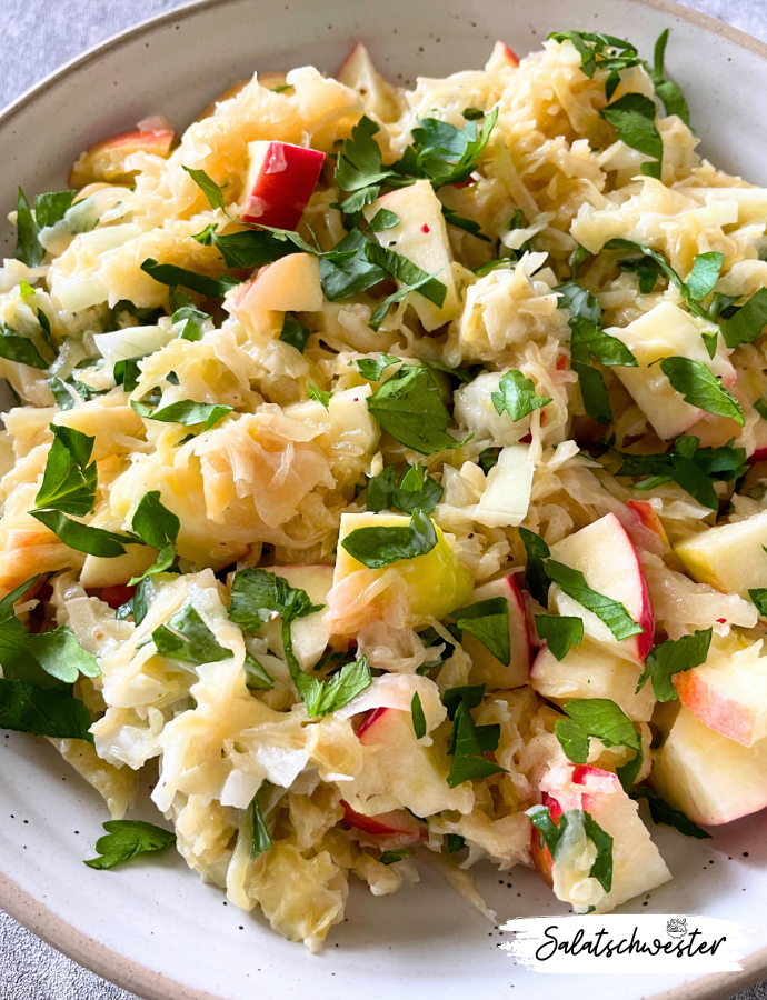 Sauerkrautsalat mit Apfel und veganem Joghurtdressing