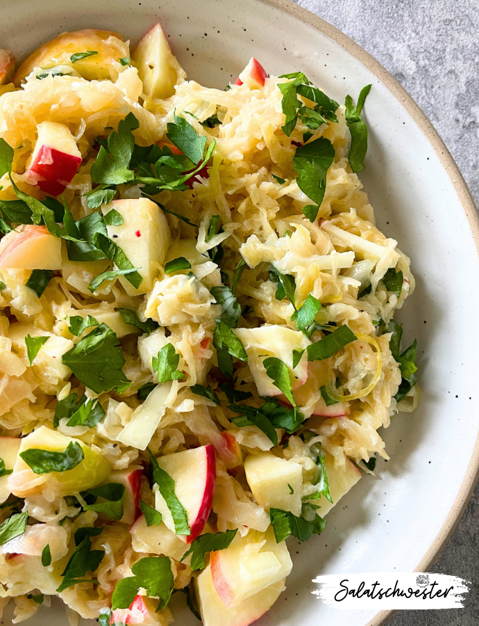 Tauche ein in die Welt des Geschmacks mit meinem Sauerkrautsalat, verfeinert mit frischen Apfelstücken und einem veganen Joghurtdressing. Die harmonische Fusion von sauer und süß trifft auf cremige Leichtigkeit und macht diesen Salat zu einem wahren Genuss für Gaumen und Augen gleichermaßen.