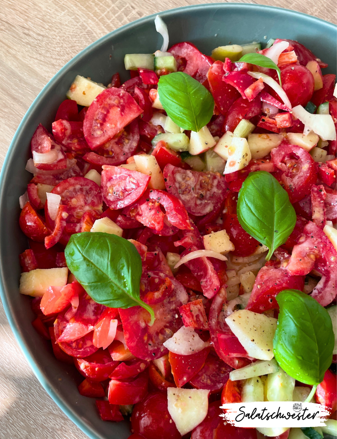 Tomaten-Apfel-Salat mit veganem Joghurt-Senf-Dressing