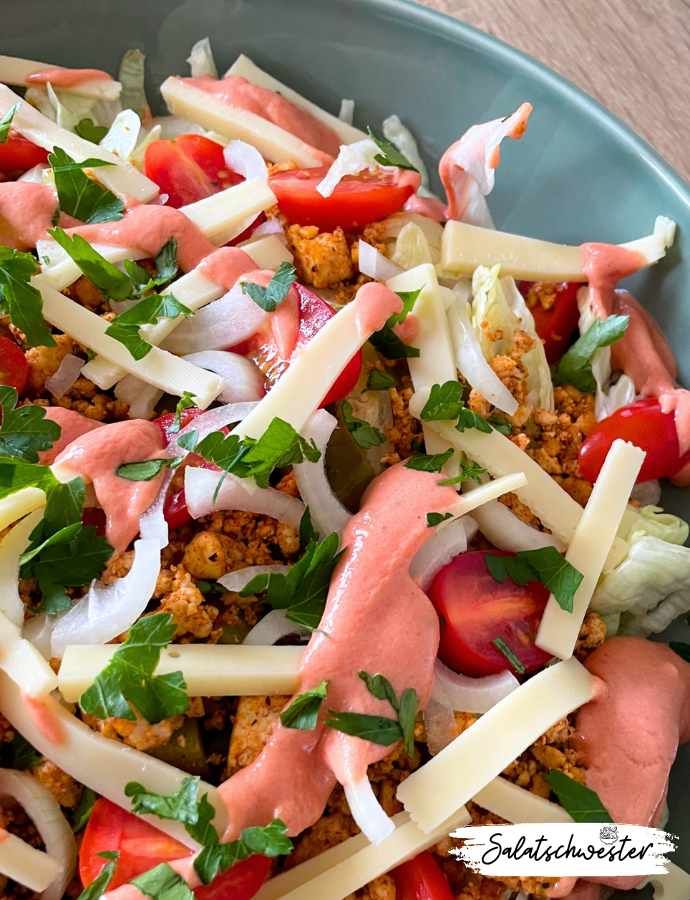 Bunter Burgersalat für Veganer:Mit unserem bunten Burger-Salat für Veganer erlebst du die perfekte Fusion aus frischem Gemüse und herzhaftem Geschmack. Ein einfaches Rezept, das nicht nur vegan, sondern auch Low Carb ist.