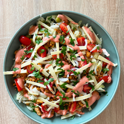 Veganer Burgersalat mit veganem Hack und Käse. Gesund und kalorienarm.