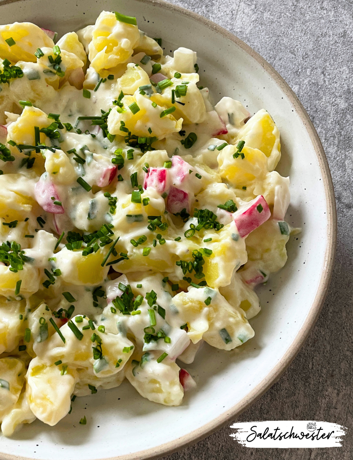 Begrüße den Frühling mit diesem köstlichen Salat! Dieser Salat ist nicht nur ein Fest für die Sinne, sondern auch eine wahre Vitaminbombe. Die frischen Zutaten bringen Farbe und Frische auf deinen Teller und sorgen für einen wahren Genussmoment. Mit seinem veganen Joghurtdressing ist dieser Salat zudem leicht und bekömmlich und eignet sich perfekt für eine gesunde und ausgewogene Ernährung.