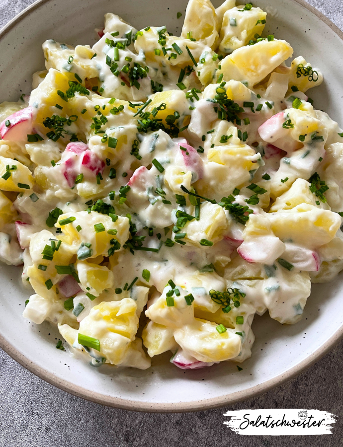 Frühlingsfrisch und voller Geschmack! Mit meinem Rezept für Kartoffelsalat mit veganem Joghurtdressing holst du dir die ersten warmen Tage des Jahres direkt auf deinen Teller. Die Kombination aus zarten Kartoffeln, knackigen Radieschen und einem cremigen, veganen Joghurtdressing ist einfach unwiderstehlich und bringt Frühlingsgefühle in jede Mahlzeit.