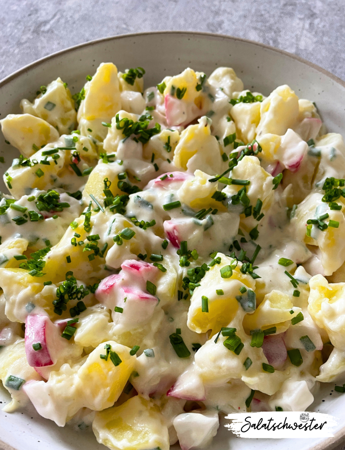 Genieße die ersten Sonnenstrahlen mit diesem frischen Salat! Wenn die Tage länger werden und die Natur zu neuem Leben erwacht, ist es Zeit, die köstlichen Aromen des Frühlings zu zelebrieren. Mein Kartoffelsalat mit veganem Joghurtdressing ist genau das richtige Gericht, um den Frühling willkommen zu heißen. Er ist schnell zubereitet, gesund und unglaublich lecker - einfach perfekt für die ersten warmen Tage des Jahres.