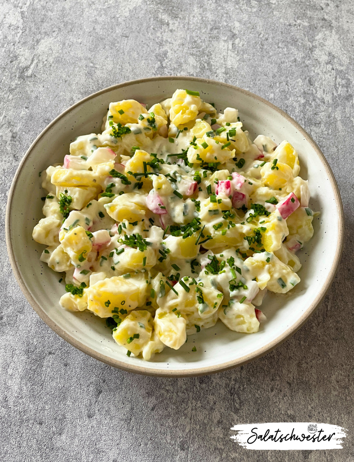 Willkommen im Frühling mit diesem erfrischenden Kartoffelsalat! In dieser Jahreszeit sehnen wir uns nach leichten und köstlichen Gerichten, die uns Energie und Frische bringen. Mein Rezept für Kartoffelsalat mit veganem Joghurtdressing ist genau das Richtige für diese Zeit des Jahres. Es kombiniert die wunderbaren Aromen von zarten Kartoffeln, knusprigen Radieschen und einem cremigen, veganen Joghurtdressing zu einem wahren Geschmackserlebnis.