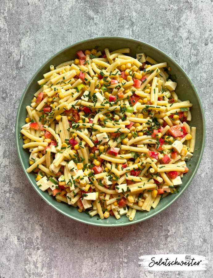 Willkommen in der Welt der leichten und dennoch köstlichen Salate: Wenn du auf der Suche nach einem erfrischenden und geschmackvollen Salat bist, der ohne schwere Mayonnaise auskommt, dann bist du hier genau richtig! Mein Salat mit Nudeln ist eine köstliche Alternative zu traditionellen Salaten und bietet den perfekten Mix aus saftigen Nudeln, herzhaftem Fetakäse und frischem Gemüse. 