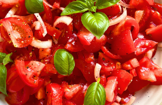 Einfacher Tomatensalat mit Zwiebeln