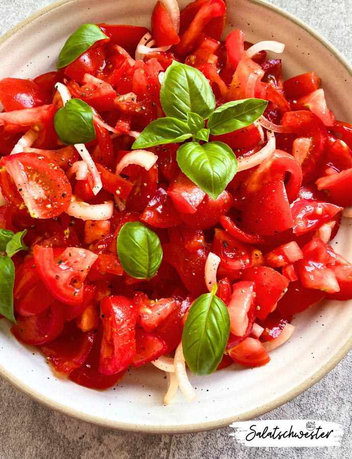 Einfacher Tomatensalat mit Zwiebeln