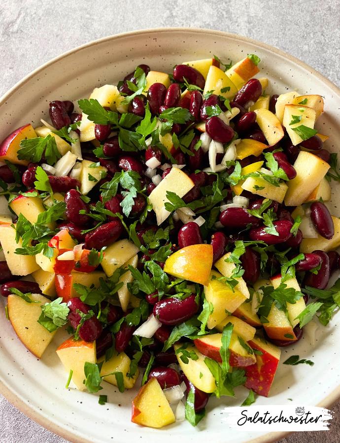 Genieße eine frische Geschmacksexplosion: Mit meinem veganen Salat mit Zwiebeln und Petersilie erlebst du eine wahre Geschmacksexplosion auf deinem Teller! Dieses köstliche Salatrezept vereint die Frische von knackigen Äpfeln, die Herzhaftigkeit von Kidneybohnen und die Aromen von Zwiebeln und Petersilie zu einem wahren Fest für die Sinne. 