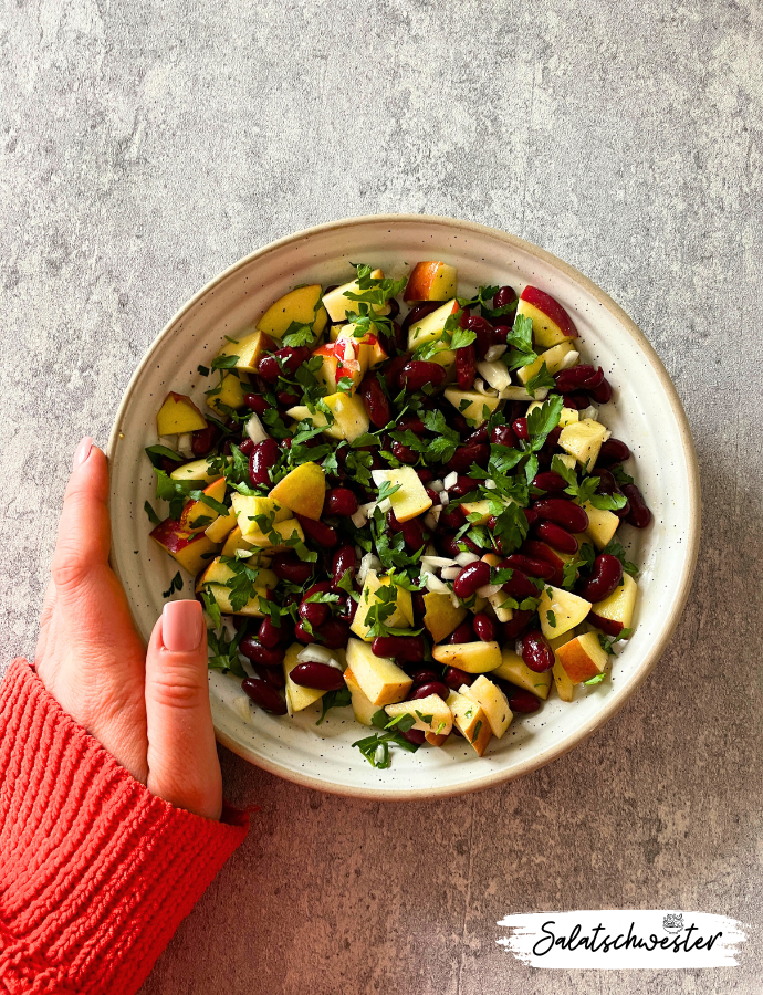 Kidneybohnen-Apfel-Salat mit Zwiebeln und frischer Petersilie