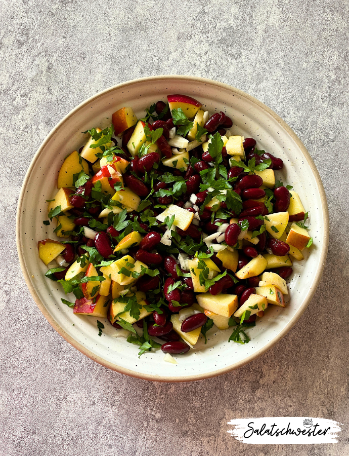 Für alle Liebhaber von herzhaften Salaten: Dieser vegane Salat mit Zwiebeln und Petersilie ist ein Muss für alle Liebhaber herzhafter Salate! Die Kombination aus zarten Kidneybohnen, knackigen Äpfeln, würzigen Zwiebeln und frischer Petersilie sorgt für ein Geschmackserlebnis der besonderen Art. Egal, ob als Beilage oder Hauptgericht - dieser Salat wird dich begeistern! 