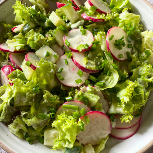 Gesund und erfrischend: Dieser Frühlingssalat mit Radieschen ist nicht nur köstlich, sondern auch gesund. Die frischen Radieschen sind reich an Vitaminen und Mineralstoffen, während das Buttermilchdressing dem Salat eine angenehme Cremigkeit verleiht. Ideal für eine leichte und gesunde Mahlzeit, die dich mit Energie versorgt.