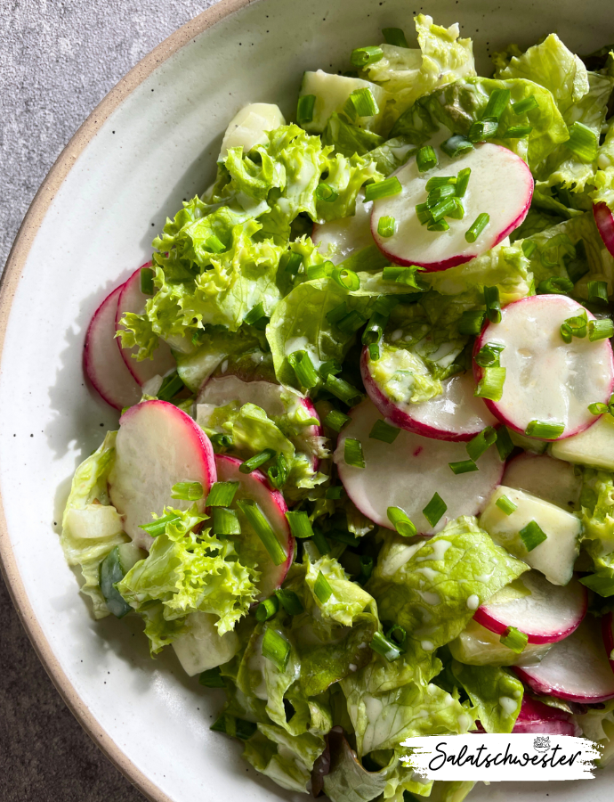 Knackig, frisch und voller Geschmack: Lass dich von der Knackigkeit und Frische des Frühlingssalats mit Radieschen verführen. Die Kombination aus zarten Radieschen, knackigem Salat und einem köstlichen Buttermilchdressing ist ein wahrer Genuss für die Sinne. Ein vegetarisches und veganes Rezept, das perfekt zu einer gesunden Ernährung passt.