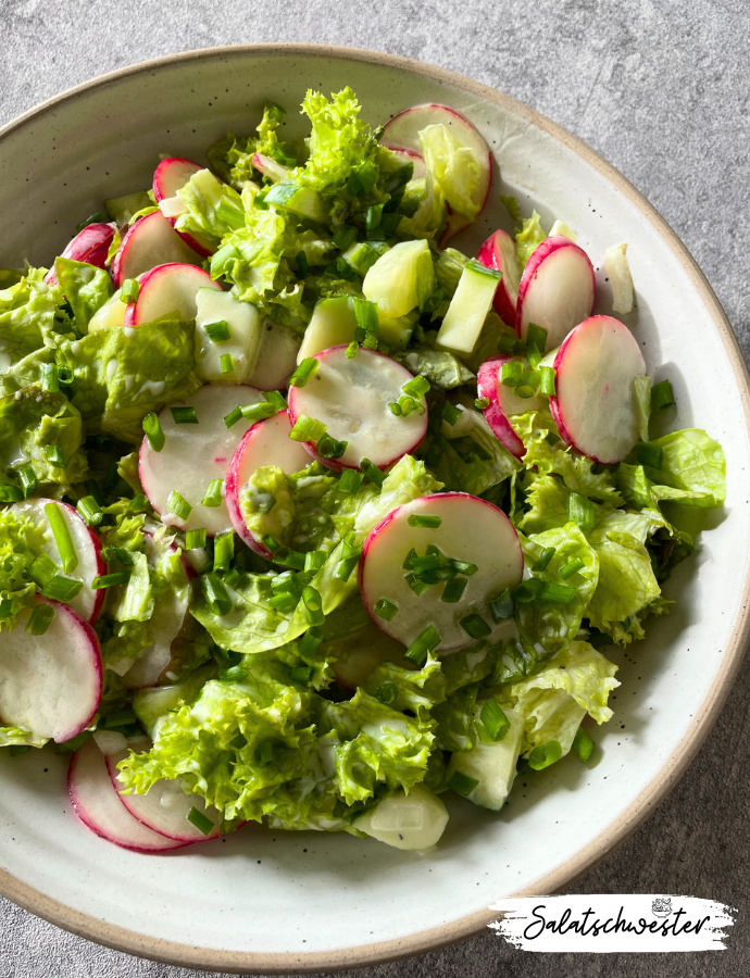 Ein Hauch von Frische: Der Frühlingssalat mit Radieschen ist eine köstliche Möglichkeit, den Frühling auf den Teller zu bringen. Die Kombination aus frischen Radieschen, knusprigem Salat und einem leichten Buttermilchdressing macht diesen Salat zu einem idealen Begleiter für warme Frühlingstage. Genieße ihn als gesunde Vorspeise oder als leichte Mahlzeit zwischendurch.