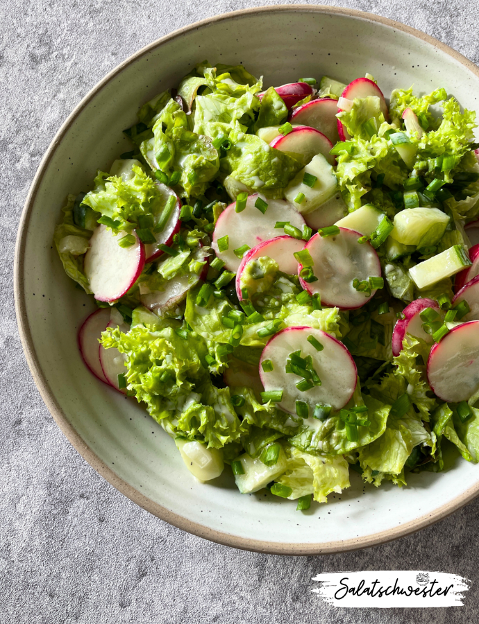 Schnell, einfach und lecker: Dieser Frühlingssalat mit Radieschen ist nicht nur gesund, sondern auch schnell zubereitet. Mit wenigen Zutaten und in kürzester Zeit zauberst du einen frischen und leckeren Salat auf den Tisch, der garantiert alle begeistern wird.