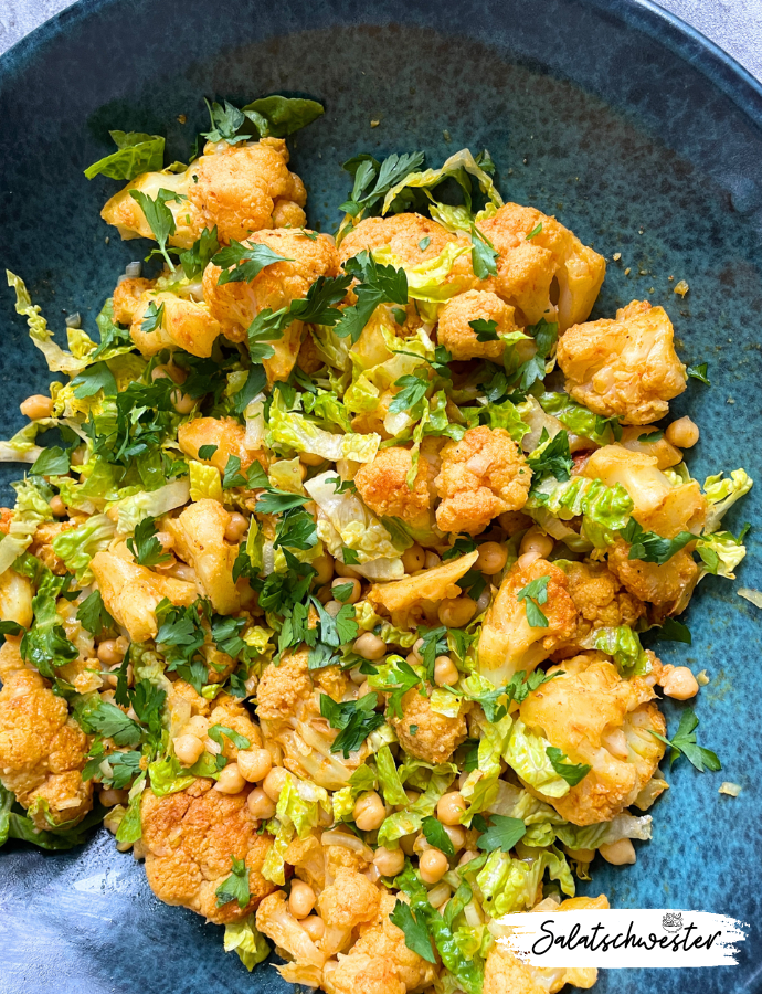 Blumenkohlsalat mit Kichererbsen und grünem Salat