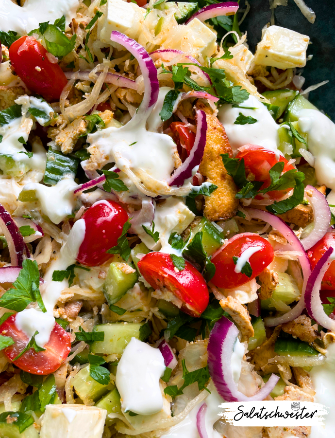 Vegetarischer Dönersalat - ein Geschmackserlebnis der besonderen Art! Mit knusprigem Tofu, frischem Gemüse und einer würzigen Kebab-Sauce ist dieser Salat nicht nur unglaublich lecker, sondern auch noch gesund und nahrhaft. Ideal für alle, die sich nach einer schnellen und einfachen Mahlzeit sehnen, die dennoch voller Geschmack ist.