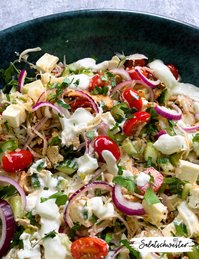 Bereit für eine Geschmacksexplosion? Mein vegetarischer Dönersalat ist die perfekte Kombination aus frischen Zutaten, köstlichen Gewürzen und einer Prise Exotik. Egal, ob als schnelles Mittagessen oder als Beilage zu deinem Grillfest - dieser Salat wird dich begeistern!