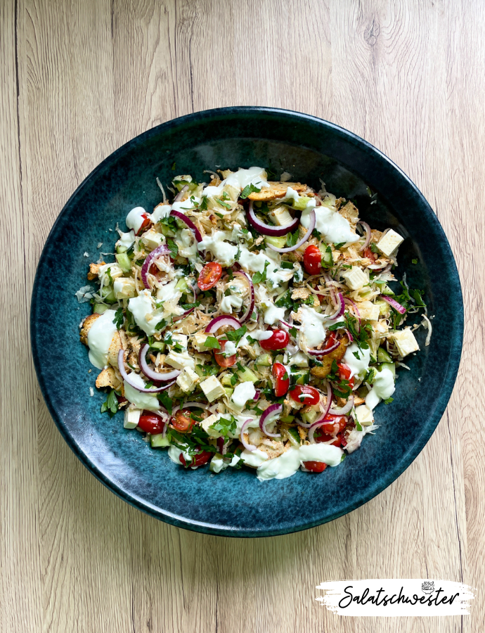 Sehnst du dich nach einem schnellen und gesunden Abendessen? Mein vegetarischer Dönersalat ist die Antwort! Mit knusprigen Tofu-Stücken, knackigem Gemüse und einer würzigen Kebab-Sauce ist dieser Salat genau das Richtige, um deinen Hunger zu stillen und dich zufrieden zu machen.