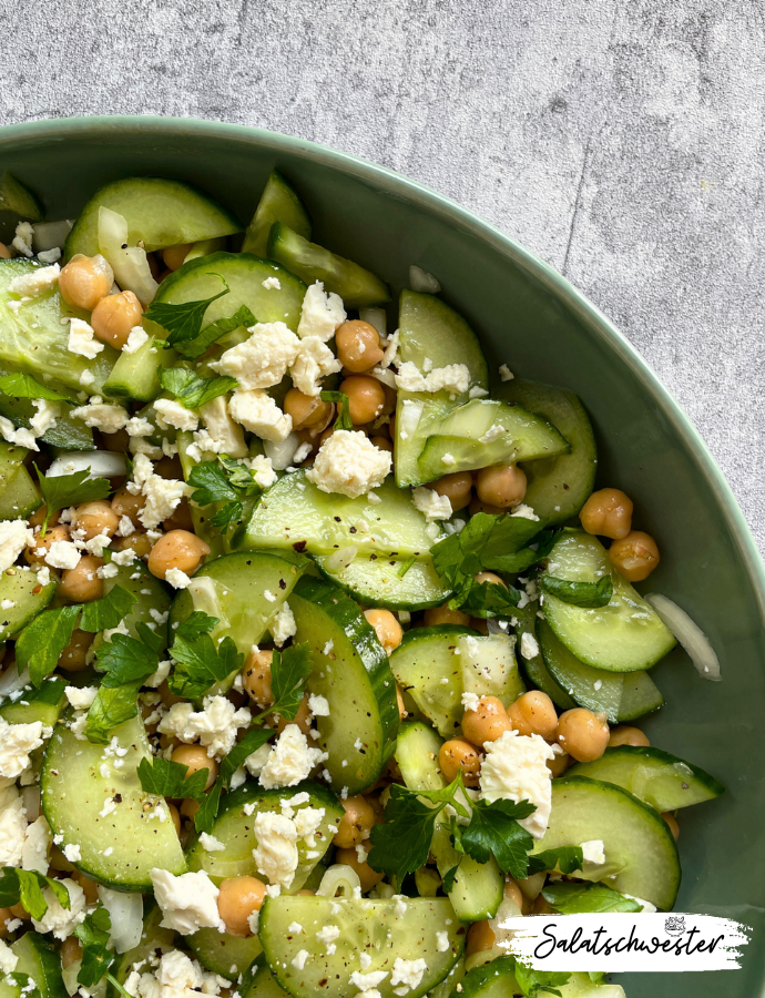 Träumst du von einem Urlaub in Griechenland? Mein gurkensalat mit kichererbsen und feta bringt dir das mediterrane Lebensgefühl direkt nach Hause! Die Kombination aus knackigen Gurken, herzhaften Kichererbsen und cremigem Feta erinnert an sonnige Tage am Mittelmeer und sorgt für Urlaubsstimmung auf deinem Teller. Ob als Vorspeise, Beilage oder leichtes Abendessen - dieser Salat ist immer eine gute Wahl.