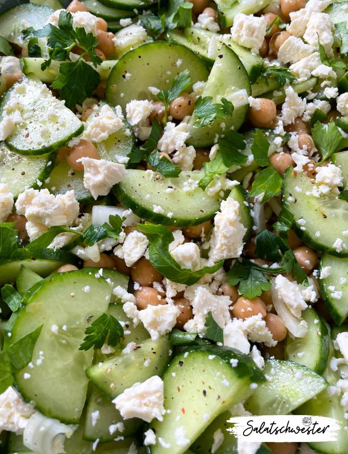 Gesund zu essen muss nicht kompliziert sein! Mein gurkensalat mit kichererbsen und feta beweist, dass einfache Zutaten und eine Prise Kreativität ausreichen, um einen köstlichen und nahrhaften Salat zuzubereiten. Die frischen Aromen der Gurken, kombiniert mit der Cremigkeit des Fetakäses und der Proteingehalt der Kichererbsen, machen diesen Salat zu einem wahren Glücklichmacher. Ideal für Tage, an denen du dich nach einer gesunden Mahlzeit sehnst, die dich rundum zufrieden stellt.