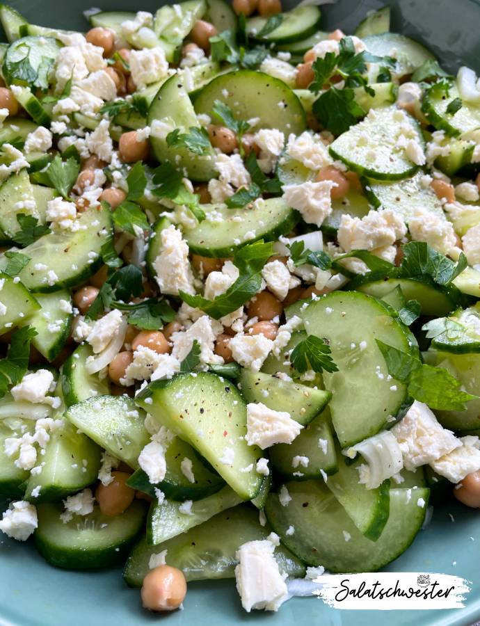 Jeder Salat hat seine eigene Geschichte, und mein gurkensalat mit kichererbsen und feta ist keine Ausnahme. Inspiriert von mediterranen Aromen und modernen Ernährungstrends ist dieser Salat eine Hommage an die Vielfalt und den Geschmack der vegetarischen Küche. Mit frischen Zutaten und einer Prise Kreativität kannst du diesen Salat ganz nach de