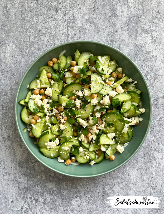 Gesund zu essen muss nicht kompliziert sein! Mein gurkensalat mit kichererbsen und feta beweist, dass einfache Zutaten und eine Prise Kreativität ausreichen, um einen köstlichen und nahrhaften Salat zuzubereiten. Die frischen Aromen der Gurken, kombiniert mit der Cremigkeit des Fetakäses und der Proteingehalt der Kichererbsen, machen diesen Salat zu einem wahren Glücklichmacher. Ideal für Tage, an denen du dich nach einer gesunden Mahlzeit sehnst, die dich rundum zufrieden stellt.