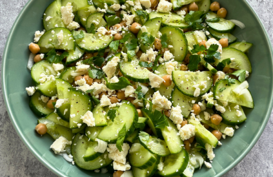 Gurkensalat mit Kichererbsen und Feta