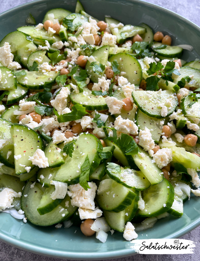 In der heutigen schnelllebigen Welt ist es wichtig, gesunde Mahlzeiten zuzubereiten, die trotzdem köstlich schmecken und wenig Zeit in Anspruch nehmen. Mein gurkensalat mit kichererbsen und feta ist genau das Richtige für alle, die sich gesund ernähren möchten, ohne dabei auf den Genuss zu verzichten. Mit frischen Zutaten und einer Prise Liebe zauberst du im Handumdrehen einen leckeren Salat, der nicht nur dich, sondern auch deine Familie und Freunde begeistern wird.