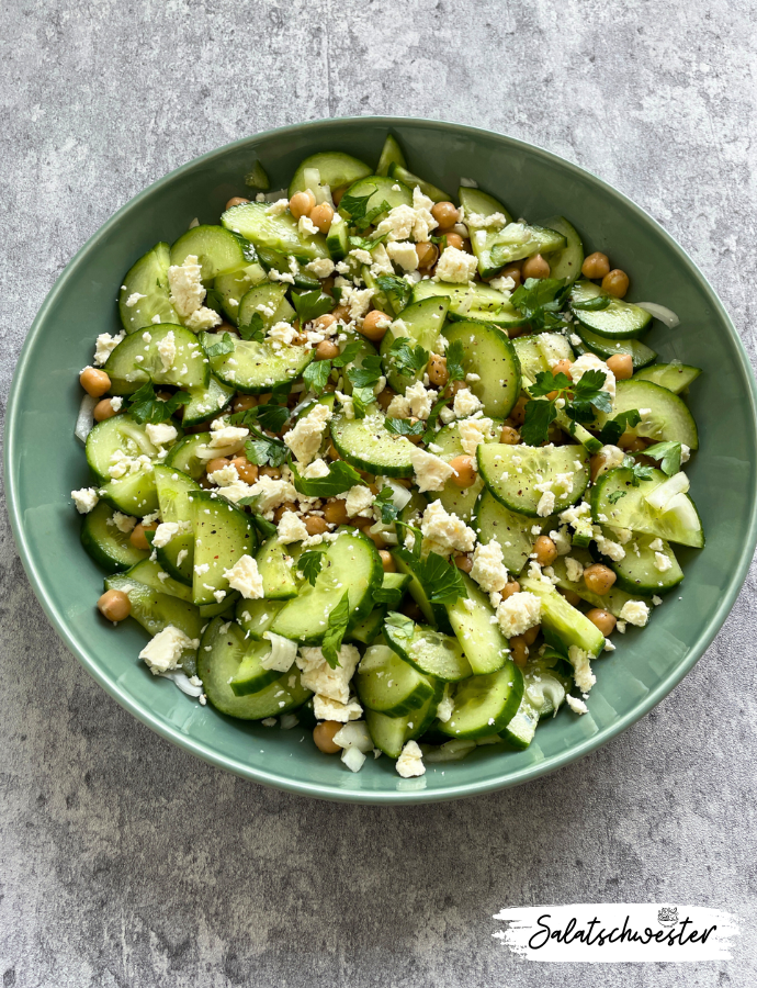 Gurkensalat mit Kichererbsen und Feta