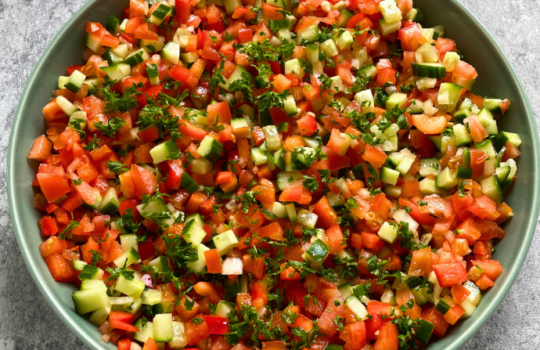 Löffelsalat mit buntem Gemüse