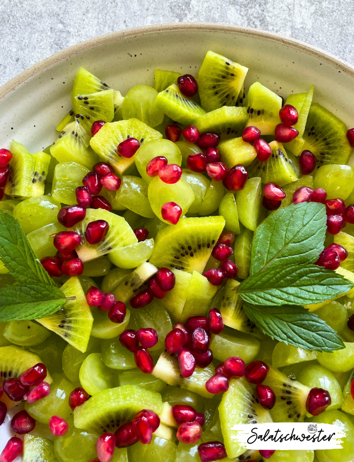 Obstsalat mit Kiwi, Trauben und Granatapfel