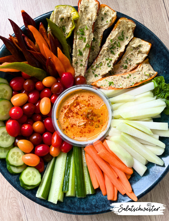 Vegane Salatplatte mit Hummus Dips