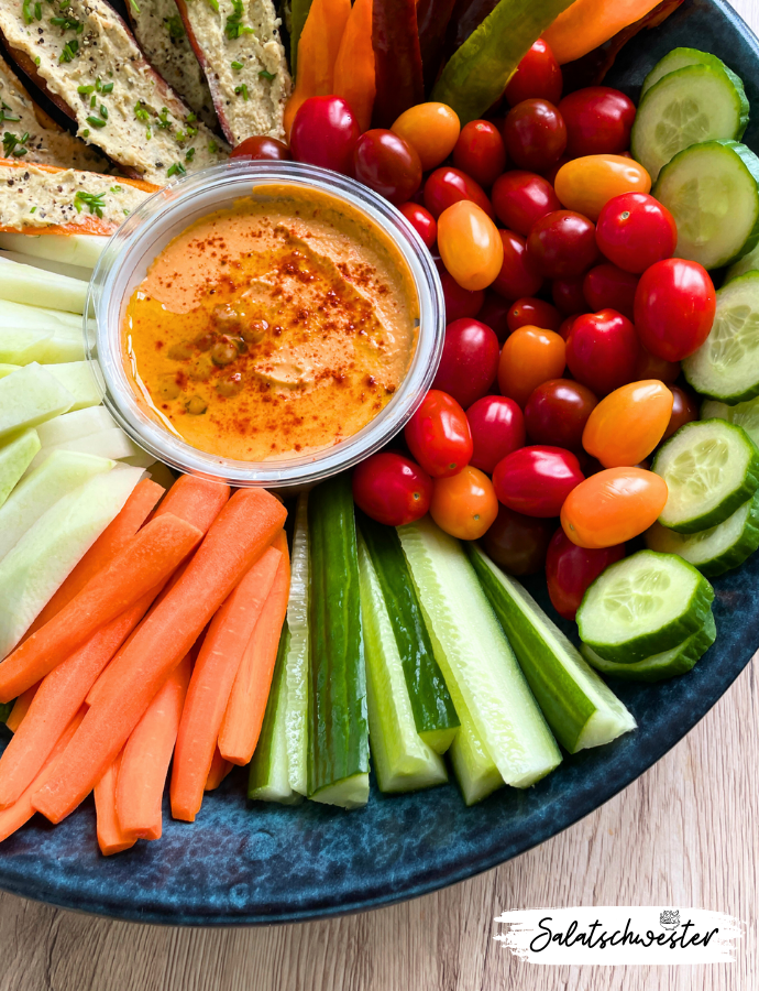 Willkommen zurück auf meinem Blog! Heute habe ich eine geniale Rezeptidee für euch: Eine vegane Salatplatte mit Hummus Dips. Diese Platte ist perfekt für alle, die gesunde, vegetarische Rezepte lieben und nach einer schnellen und einfachen Möglichkeit suchen, eine beeindruckende kalte Platte zu zaubern. Egal, ob für ein gemütliches Abendessen zu Hause oder als Beitrag zu einem Potluck – diese Salatplatte wird alle begeistern!