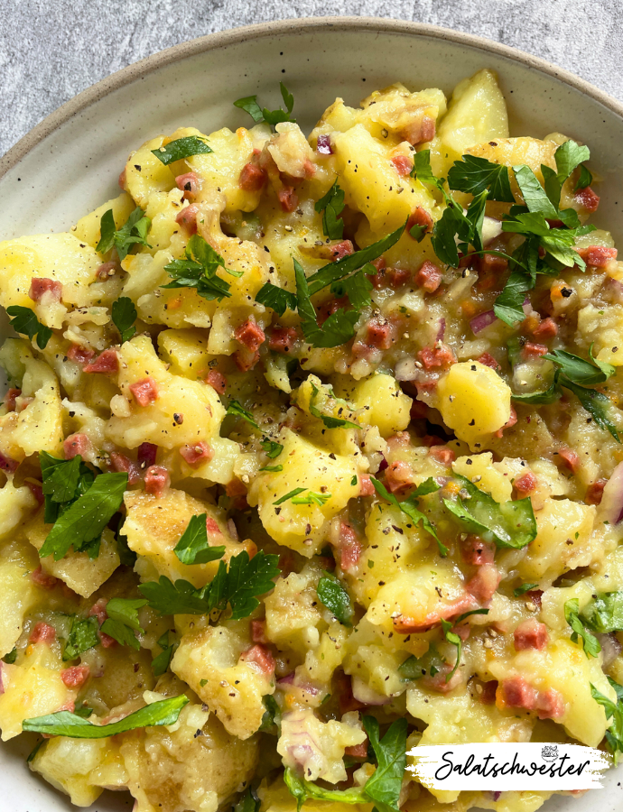 Die perfekte Kombination: Veganer Kartoffelsalat mit SpeckHallo zusammen! Heute habe ich ein Rezept für euch, das euch umhauen wird: Veganer Kartoffelsalat mit Speck! Klingt verrückt, oder? Aber keine Sorge, es ist alles pflanzlich und super lecker. Die Kombination aus knusprigem Speck, zarten Kartoffeln und einem cremigen Dressing ist einfach unschlagbar. Also, worauf wartest du? Probiere es aus und lass dich überraschen!