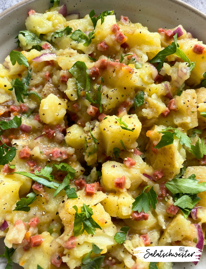 Ein Hauch von Luxus: Veganer Kartoffelsalat mit SpeckHey Leute, seid ihr bereit für ein kulinarisches Abenteuer? Mein veganer Kartoffelsalat mit Speck ist genau das Richtige für euch! Mit knusprigen Speckstückchen, cremigen Kartoffeln und einem Hauch von frischen Kräutern ist dieser Salat ein echtes Geschmackserlebnis. Perfekt für gemütliche Abende zu Hause oder als Beilage zum Grillen. Lasst uns gemeinsam genießen!