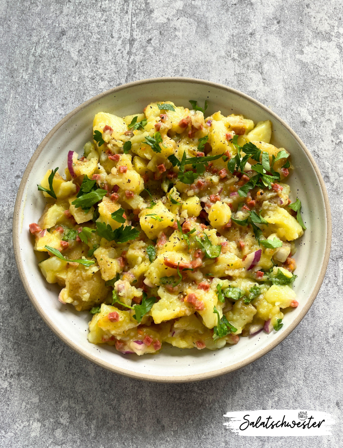 Ein Genuss für alle: Veganer Kartoffelsalat mit SpeckHey Leute! Heute teile ich mein Lieblingsrezept für einen veganen Kartoffelsalat mit Speck. Ja, du hast richtig gehört, SPECK! Aber keine Sorge, es ist alles pflanzlich und super lecker. Dieser Salat ist perfekt für Picknicks im Park, Grillabende mit Freunden oder einfach als schnelle Mahlzeit. Lass uns zusammen kochen und genießen!