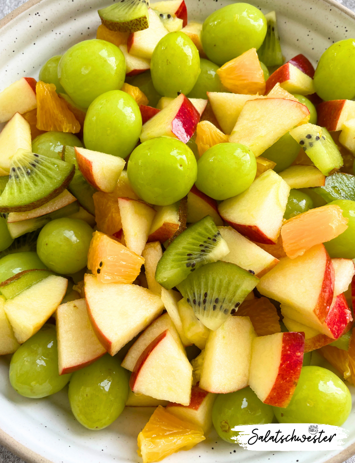 Schnell gemacht, herrlich erfrischend!: Keine Lust auf aufwendige Rezepte? Kein Problem! Mein klassischer Obstsalat ist in null Komma nichts zubereitet und schmeckt einfach fantastisch. Mit nur wenigen Zutaten zauberst du dir im Handumdrehen eine köstliche und gesunde Mahlzeit, die dich mit fruchtiger Frische verwöhnt und dir ein Lächeln ins Gesicht zaubert.