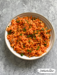 Ein Hauch von Exotik auf deinem Teller: Mit meinem Karottensalat mit Pfeffer holst du dir eine Prise Exotik auf den Teller. Die würzige Schärfe des schwarzen Pfeffers verleiht diesem Salat eine besondere Note, die perfekt mit der Süße der Karotten harmoniert. Ein einfaches und dennoch beeindruckendes Rezept, das garantiert für Begeisterung sorgt.