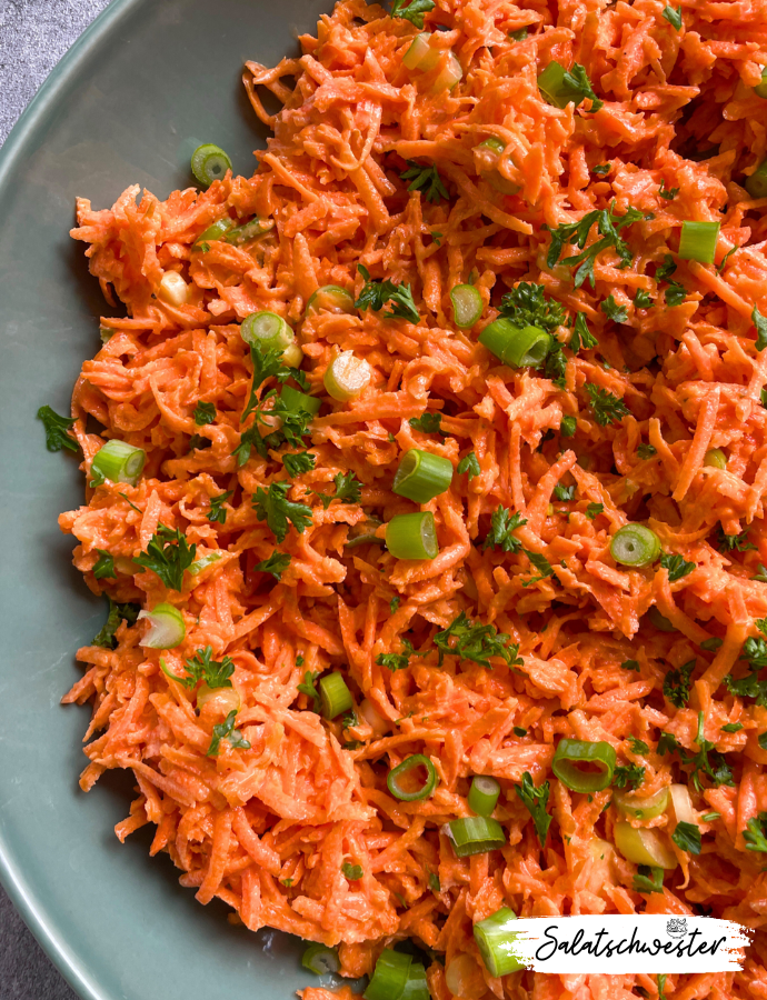 Ein Hauch von Sommer: Dieser vegane Karottensalat mit Frühlingszwiebeln und Joghurtdressing ist genau das Richtige, um den Sommer auf deinen Teller zu bringen. Die knackigen Karotten und die frischen Frühlingszwiebeln werden von einem leichten Joghurtdressing perfekt abgerundet. Egal ob als Beilage zum Grillen oder als erfrischender Sommersalat für unterwegs - dieser Salat ist immer eine gute Wahl.