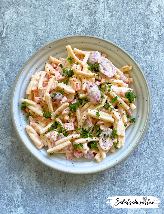 Schnelle Küche für geschmackvolle Momente: Dieses einfache und schnelle Rezept für Nudelsalat mit saurer Sahne ist perfekt für geschmackvolle Momente in der Küche. Die saure Sahne verleiht dem Salat eine angenehme Frische, während die Nudeln und das Gemüse für eine ausgewogene Geschmackskombination sorgen. Ideal für ein leichtes Mittagessen oder als Beilage zu gegrilltem Gemüse.