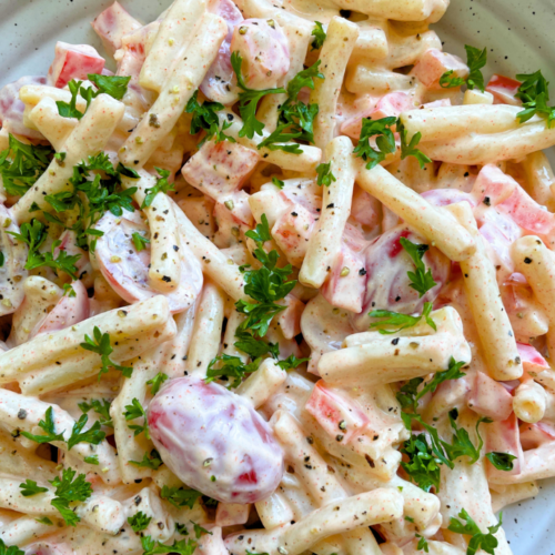 Vegetarische Vielfalt im Salat: Saure Sahne trifft auf bunte Nudeln: Tauche ein in die Vielfalt vegetarischer Küche mit diesem köstlichen Nudelsalat mit saurer Sahne. Die cremige Konsistenz der sauren Sahne harmoniert perfekt mit den bunten Nudeln und sorgt für einen geschmacklichen Hochgenuss, der dich begeistern wird.